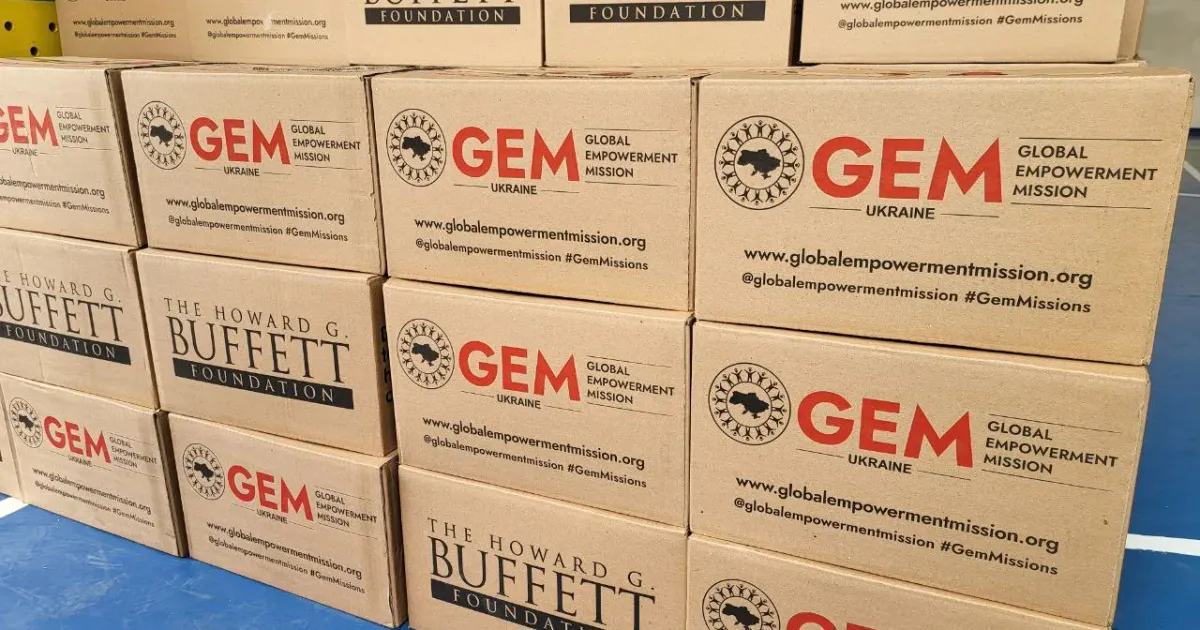 Фото - Тетяна Логвіна Жителі Змієва отримують продуктові набори від благодійного фонду «GEM» на порталі Gromada Group
