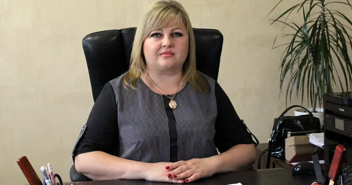 Фото - Тетяна Логвіна Сьогодні, 1 вересня, розпочався н6овий, 2022-2023 навчальний рік.
Розпочався він геть нетрадиційно — без звичних ранків, святкових заходів та гомінкої дітвори на подвір’ях шкіл. Війна, яку веде з нами скажений сусід, відібрала у дітей цьогорічний Перший дзвоник. Він в усіх школах Зміївської громади, так само як і в закладах освіти Харківської області, пройшов цьогоріч онлайн.
Про те, як буде налагоджена робота, в інтерв'ю з начальником відділу освіти Зміївської міської ради Інессою Соляник