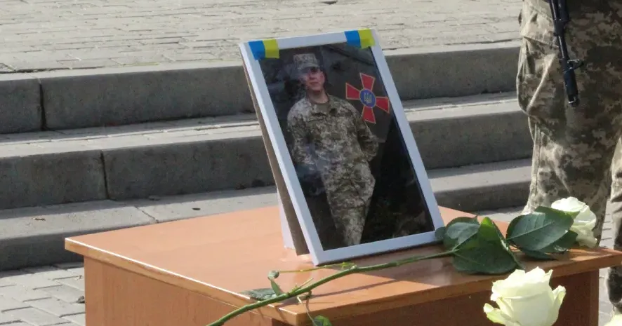 Фото - Тетяна Логвіна Захищаючи Україну, 25 вересня загинув зміївчанин, випускник Зміївського ліцею N 1 Євген Кіктенко. 1 жовтня Зміївська громада простилася зі своїм славним сином