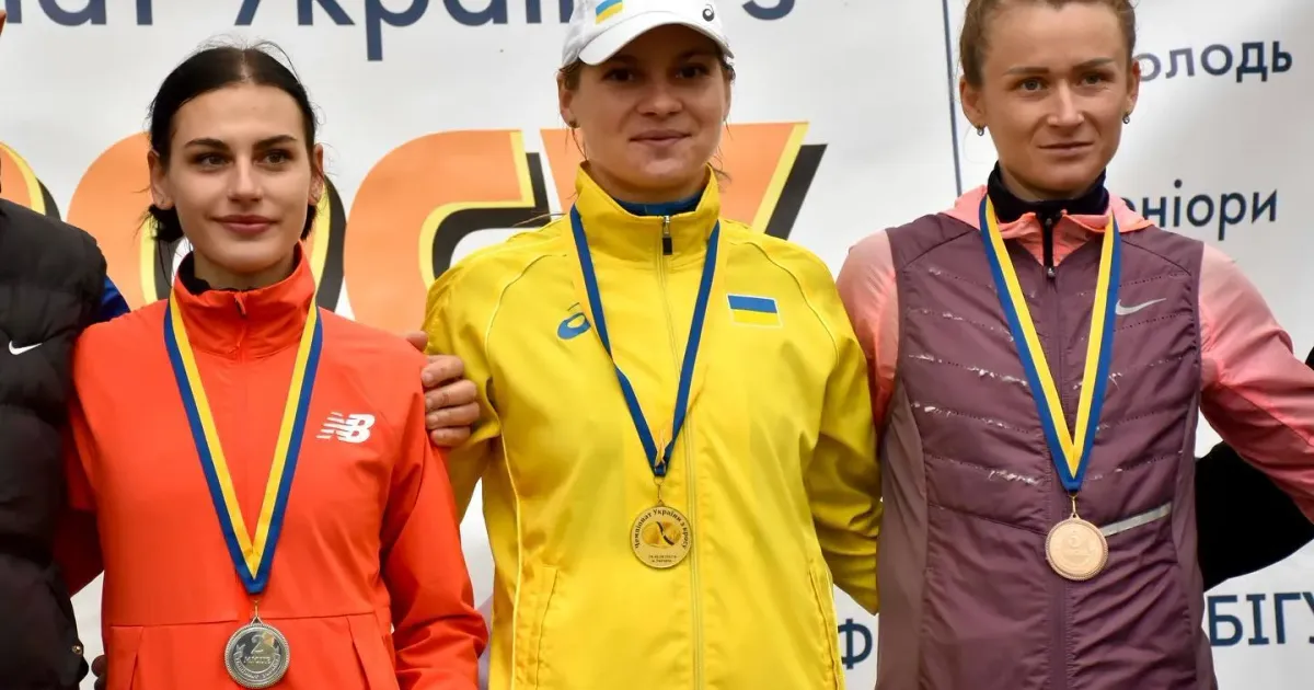 Фото - Марина Немченко 29-30 жовтня в Ужгороді відбувся чемпіонат України з кросу. Попри війну, змагання зібрали 267 учасників та учасниць з 23 областей та з міста Києва. Серед них — вихованка Зміївської легкоатлетичної школи Марина Немченко