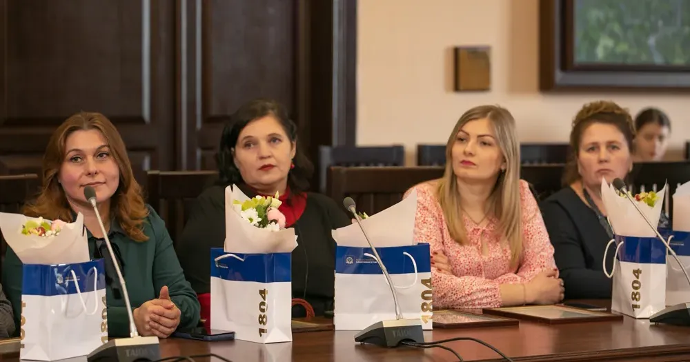 Фото – Каразінський університет Вчительці Зміївського ліцею №1 оголошено Подяку Харківської обласної ради на порталі Gromada Group