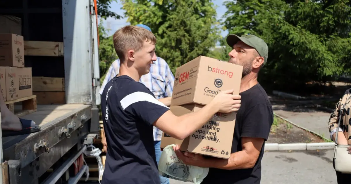 Фото - фейсбук / Павло Голодніков Мешканці Зідьок Зміївської громади отримали продуктові набори від БФ «GEM» на порталі Gromada Group