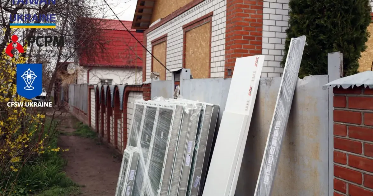 Фото - РСРМ У двох будинках Змієва, що постраждали від ракетної атаки 8 січня, встановлюють вікна на порталі Gromada Group