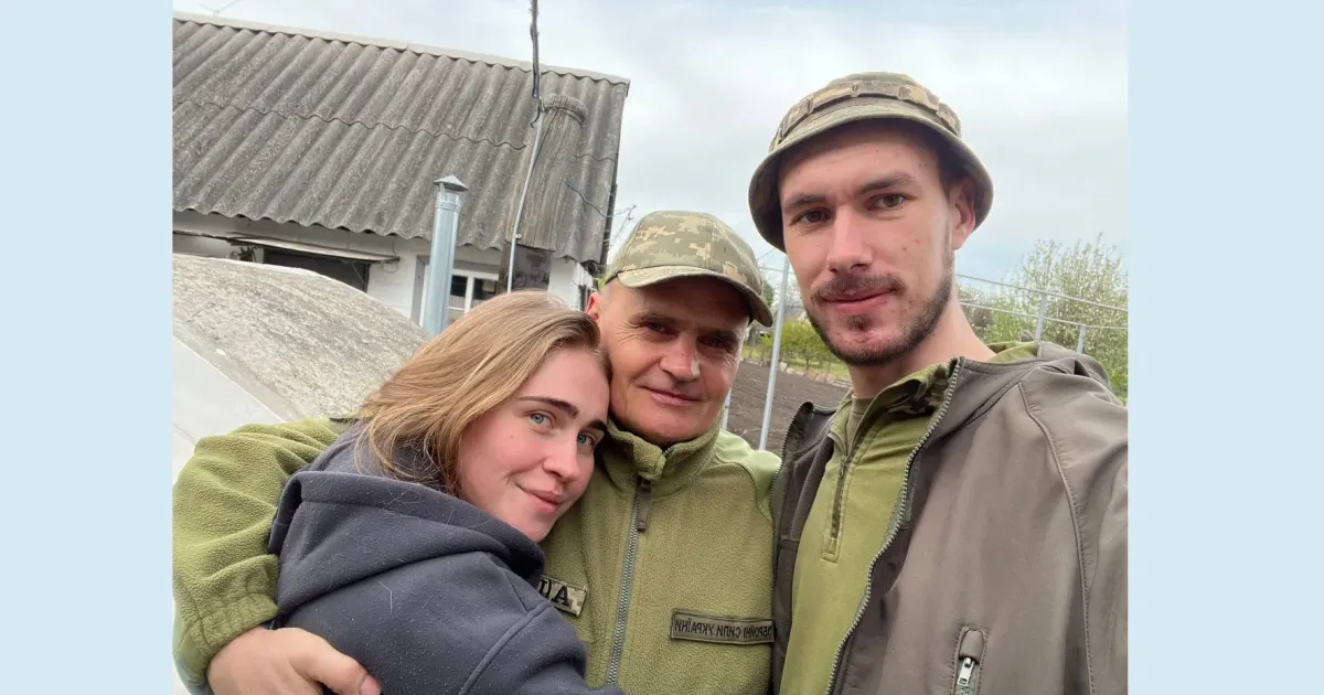 Євгенія Полях, Володимир Полях і Олег Колісник. Фото з сімейного архіву Євгенії Вона — це зміївчанка Євгенія Полях, яка волонтерить з п’ятого дня повномасштабної війни. Він — це старший лейтенант Олег Колісник — чоловік Жені, який пішов добровольцем на фронт у червні 2022 року і зараз проходить службу в складі одного з підрозділів ВМС ЗСУ.
Напередодні Дня волонтера і Дня Збройних сил України ми поспілкувалися з Євгенією про життя-буття. Вийшов прекрасний початок для майбутнього роману її авторства