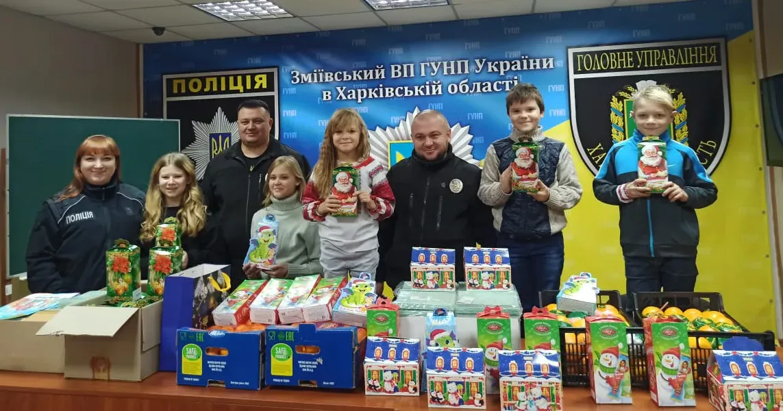 Фото - ГУ НП в Харківській області Керівництво місцевого відділу Нацполіції спільно з волонтерами приготували для дітей канцелярські приладдя, солодощі та фрукти
