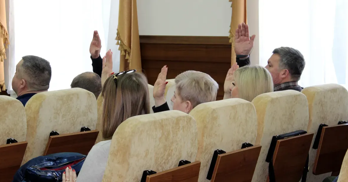 Фото - Тетяна Логвіна ХХХVIII сесія Зміївської міської ради відбулася сьогодні, 7 лютого.
Депутати розглянули 18 питань, серед яких — зміни до програм міської ради та до бюджету на поточний рік, прийняття у комунальну власність гуманітарної допомоги, що була передана партнерами, тощо