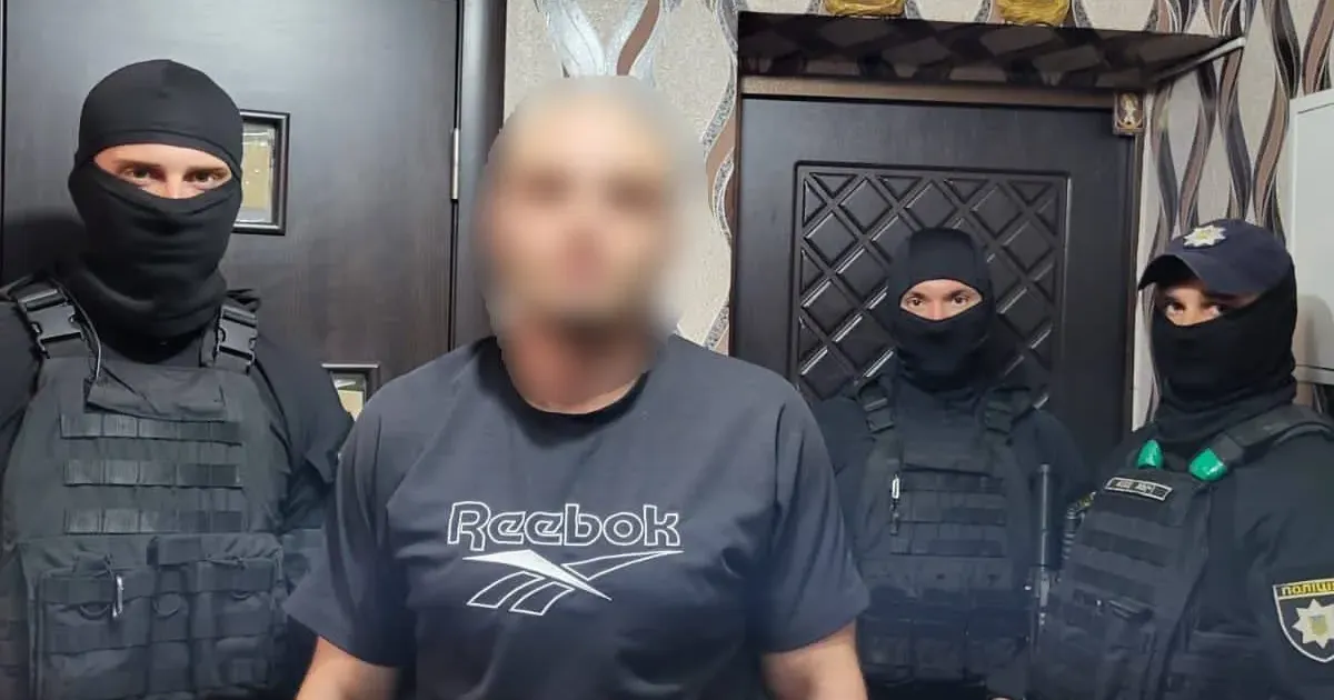 Фото - ГУ НП в Харківській області Встановлено, що перед вчиненням злочину зловмисник переодягався у військову форму та прикривав обличчя