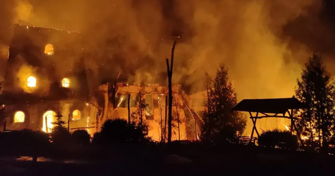 Фото - телеграм/Олег Синєгубов В Зміївській громаді шахеди влучили в будівлю готелю на порталі Gromada Group