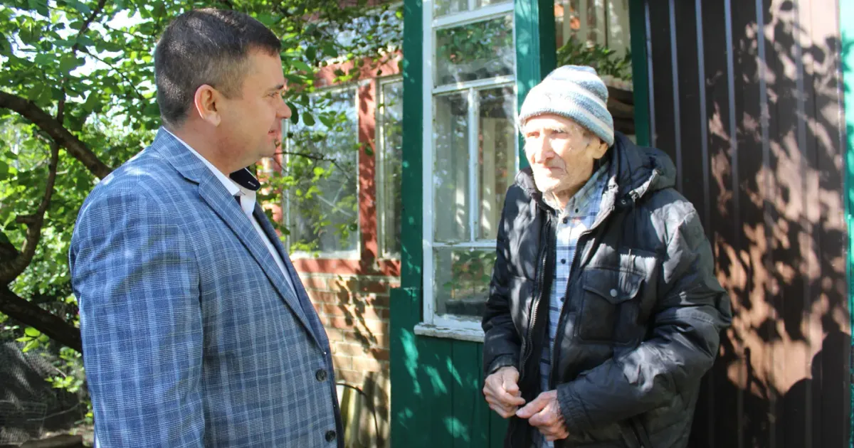 Павло Голодніков і Павло Сенчук. Фото - Тетяна Логвіна Привітали з Днем пам’яті та перемоги над нацизмом ветеранів Зміївської громади на порталі Gromada Group