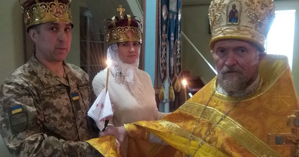 Отець Димитрій проводить обряд вінчання. Фото – фейсбук/ Архангело-Михайлівський храм с.Таранівка Православна Церква України Храм святого Архангела Михаїла села Таранівка — єдиний на території Зміївського району в колишніх його межах, що перейшов в юрисдикцію Харківської єпархії Православної церкви України з УПЦ МП. Це сталося майже 4 роки тому — 27 лютого 2019 року.
З його настоятелем — протоієреєм Димитрієм Шостенком — ми мали нещодавно розмову. Говорили про віру, війну та кохання