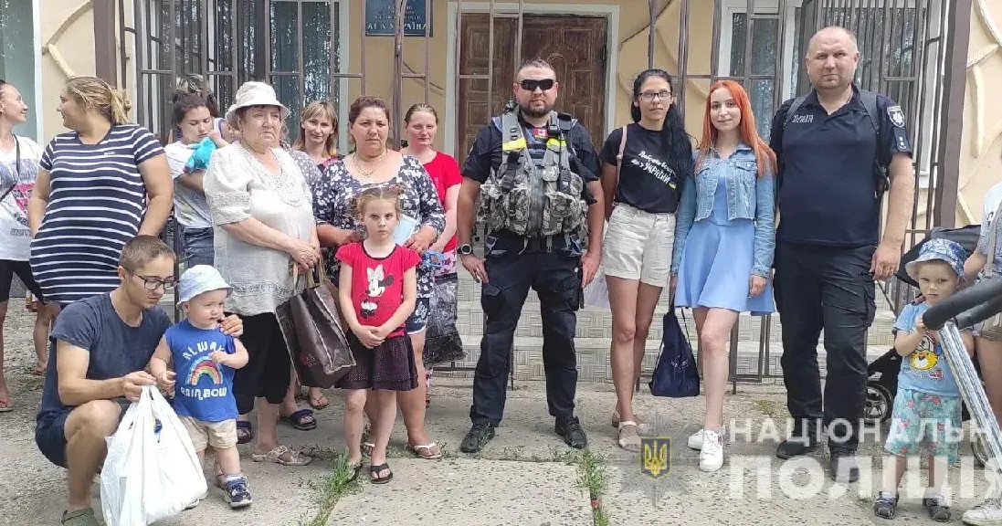 Поліцейські привезли необхідну гуманітарну допомогу переселенцям в Зміївську громаду