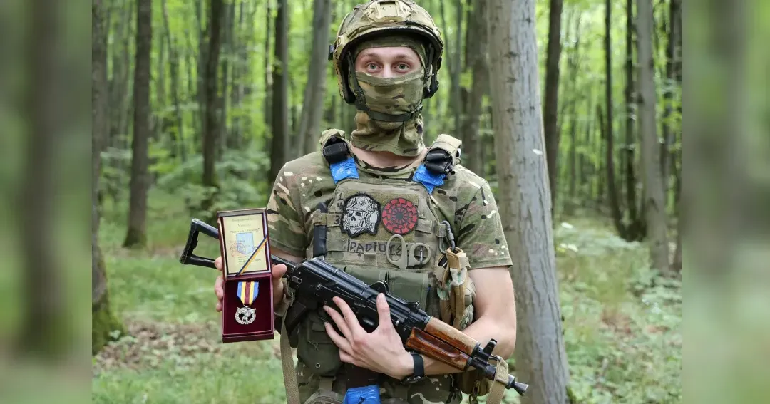Фото - фейсбук / 92 ОШБр Медаль «Захиснику України» отримав військовослужбовець та зміївський волонтер на порталі Gromada Group