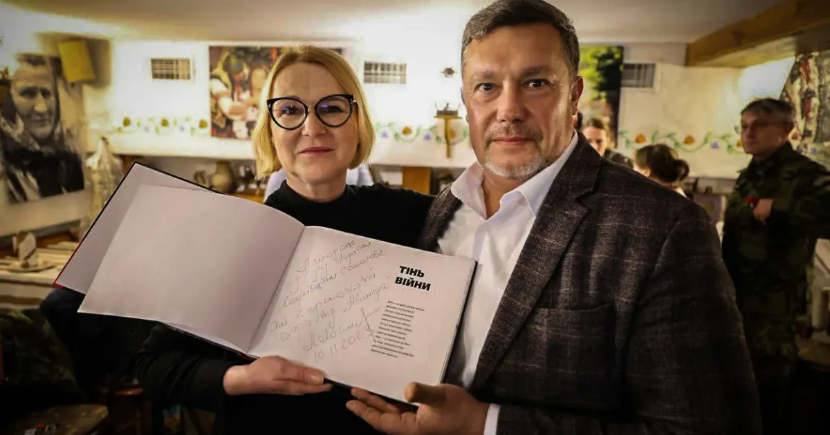Фото - фейсбук/Леонід Логвиненко Подарунок з автографом автора Леоніда Логвиненка передали Яні Черноховій зміївчани