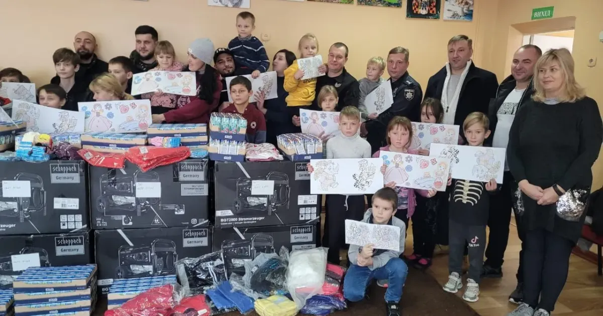 Фото - Нацполіція Харківщини Зміївська гімназія "Сузір'я" отримала гуманітарну допомогу від поліцейських