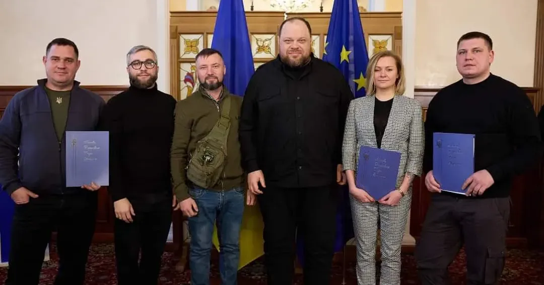 Фото - Пресслужба Апарату ВРУ Волонтер зі Змієва Володимир Власенко отримав державну відзнаку на порталі Gromada Group