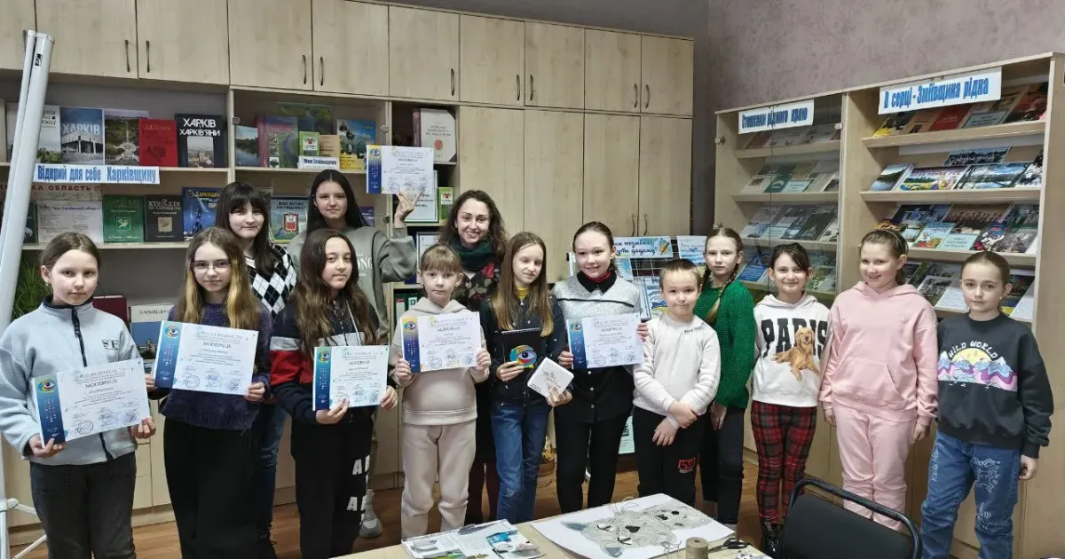 Фото - Зміївська публічна бібліотека Можливо, ви станете носити хустку, принт для якої намалювала юна зміївчанка! на порталі Gromada Group