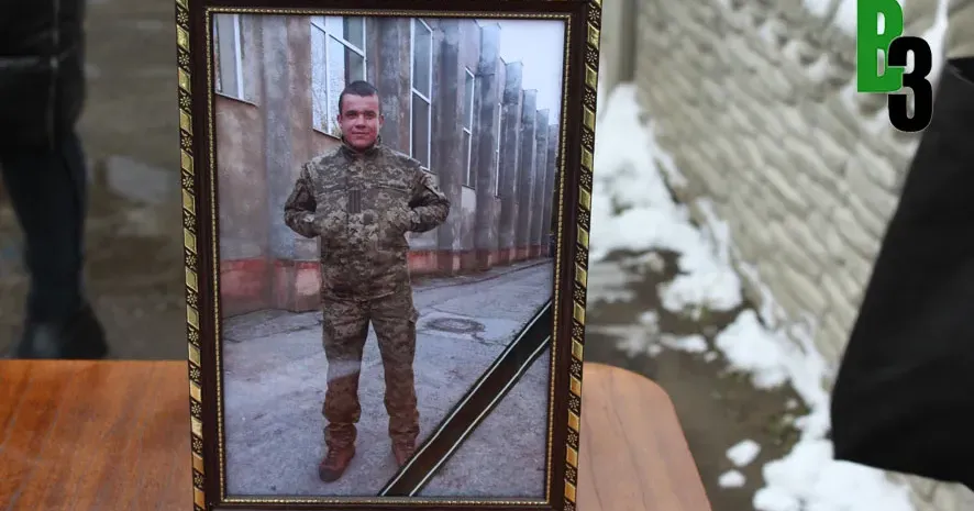 Фото - Тетяна Логвіна В селищі Зідьки сьогодні попрощалися з Артуром Васильченком — воїном, який загинув на Донецькому напряму