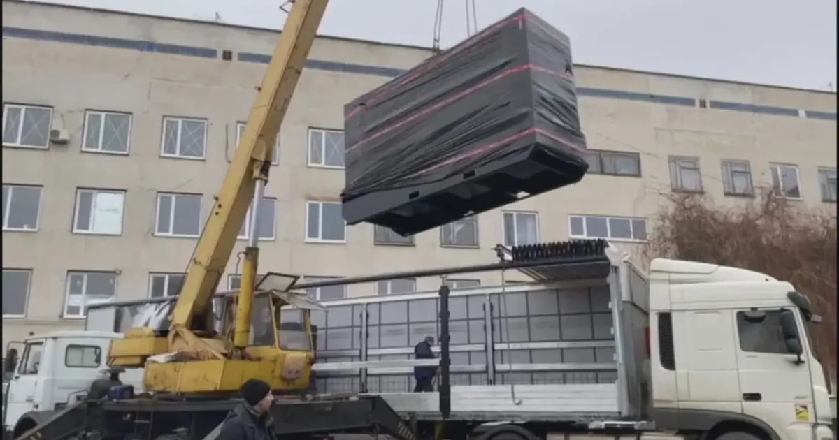 Фот о - Зміївська міська рада Генератор потужністю 200 кВт переданий громаді Благодійним фондом «We Help Ukrainians» безкоштовно. Він забезпечить усі потреби лікувального заккладу