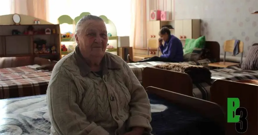 Фото - Тетяна Логвіна Раїсі Назарівні Покровенко — 74 роки. З кінця квітня вона мешкає в Змієві, в одній з установ, де з початку повномасштабного вторгнення приймали переселенців — втікачів з громад, що були стрімко окуповані росіянами
