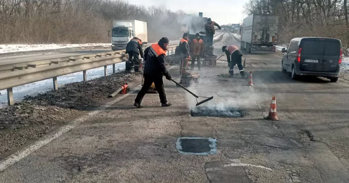 Фото САД Харківської обл. Служба автомобільних доріг Харківської області на своєму сайті повідомляє, що 17 лютого ремонтники ліквідували на дорогах Харківщини 128 квадратних метрів аварійних ямок