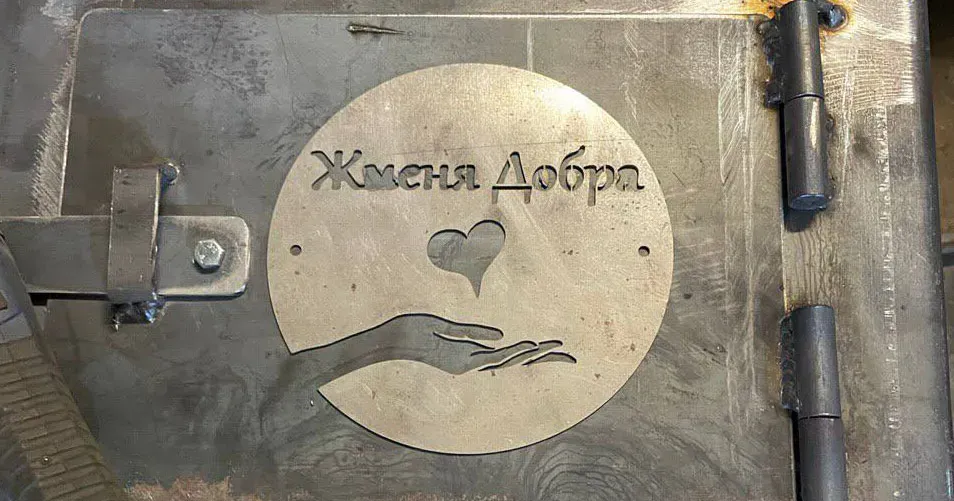 Фото - facebook.com/zhmenyadobra1 Нещодавно захисники, які боронять Україну на Харківському напрямку, отримали чергові 12 буржуйок. Вони були передані волонтерами Громадської організації «Жменя Добра», яка працює у Змієві фактично з початку великої війни, а офіційно — з червня цього року