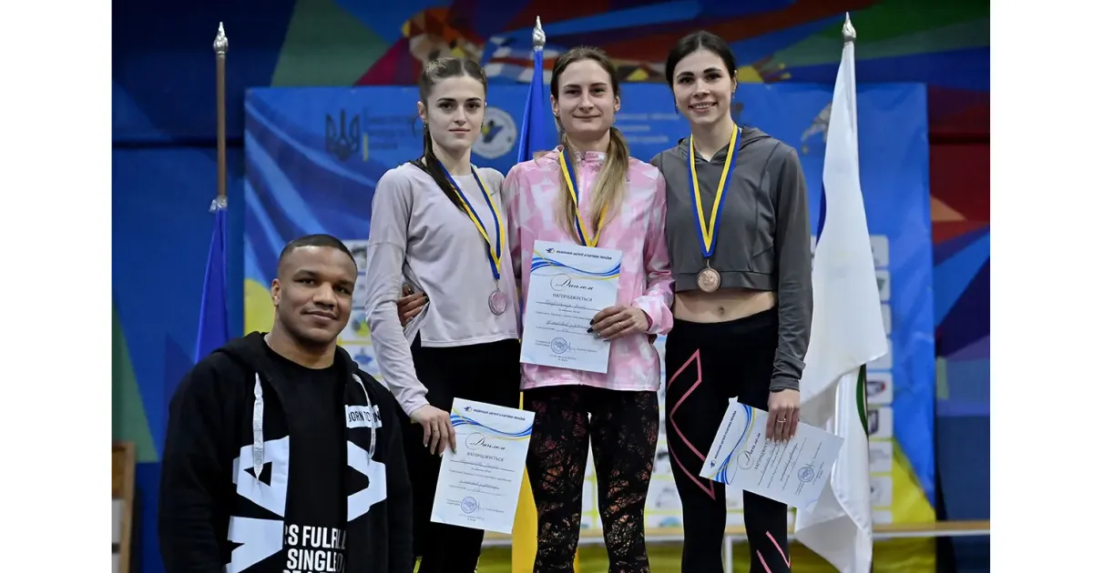 Оксана Мартинова і Дар'я Діханова разом з олімпійським чемпіоном Жаном Беленюком. Фото надане Світланою Лазарук Але лише дві з них, які вибороли жінки в стрибах у довжину, увійшли до скарбниці нагород Харківської області