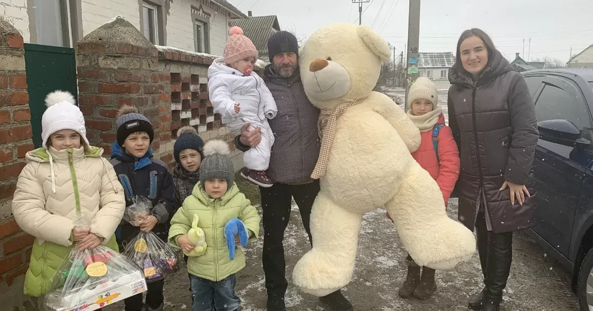 19 грудня, саме в День Святого Миколая, команда Громадської організації «Молодь Зміївщини» та Зміївська молодіжна рада привітала зі святом 199 дітей з малозабезпечених і багатодітних родин Зміївської територіальної громади.
Ці подарунки були зібрані в рамках благодійної акції «Подаруй дитини свято»