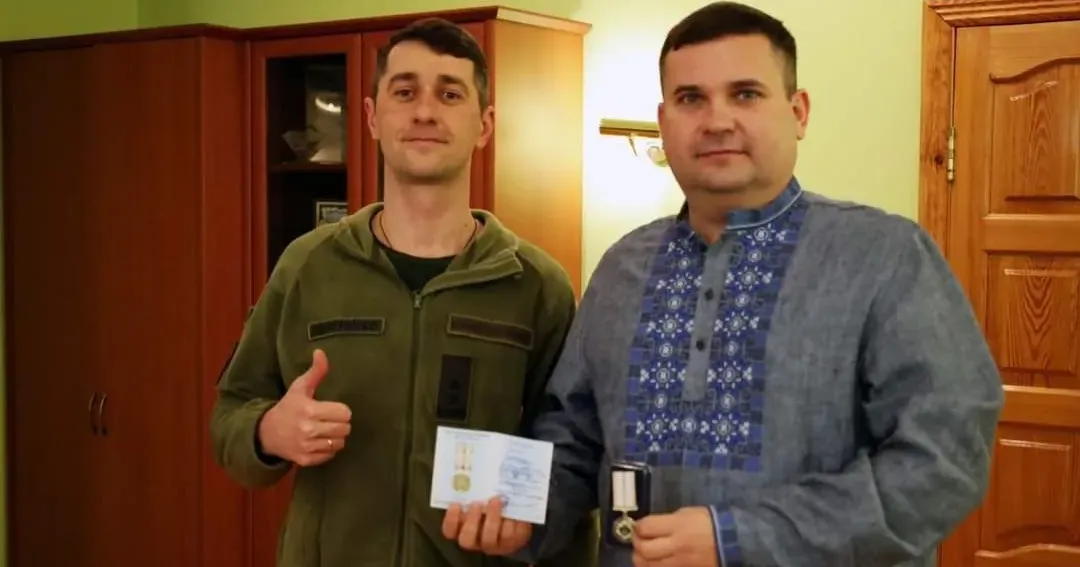 Фото - фейсбук/Павло Голодніков Павло Голодніков отримав медаль від військових на порталі Gromada Group