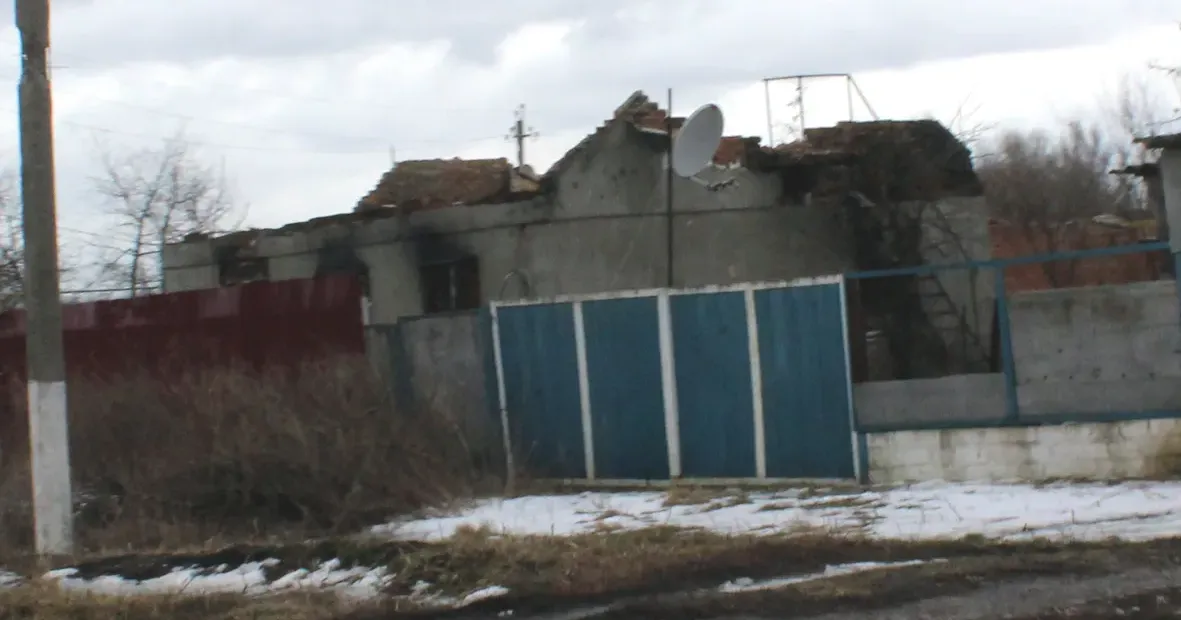 Фото - Тетяна Логвіна Розбиті вщент села Балаклійщини. Руїни на місці, де ще рік тому стояли будинки. І на руїнах — супутникові антени, як провідники «руського миру».
Росія продовжує вести війну за уми українців і, на жаль, почасти цю війну виграє