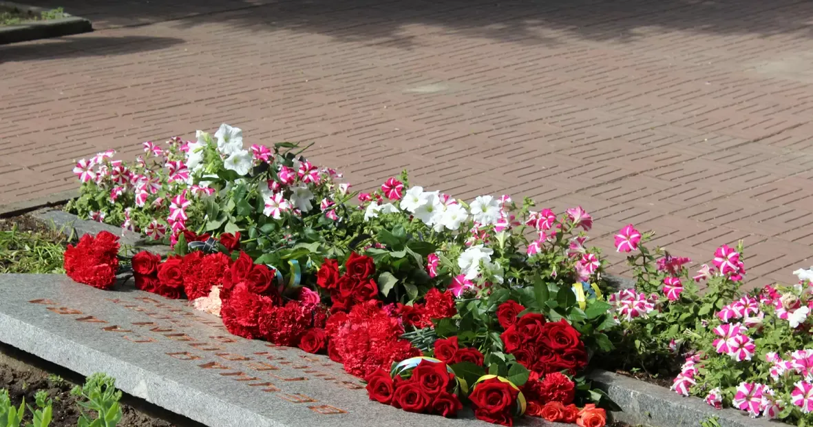 22 червня в Україні відзначається День скорботи і вшанування пам'яті жертв війни. Дата вибрана не просто так — 22 червня 1941 року війська Німеччини без оголошення війни перейшли кордон Радянського Союзу і почали захоплювати території