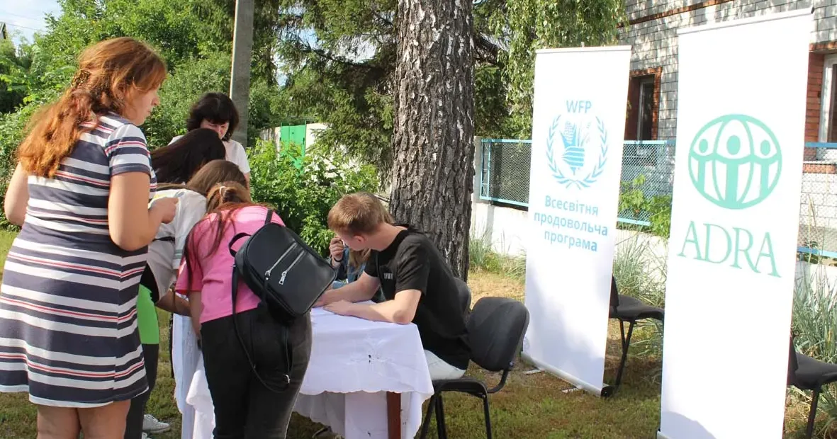 У продуктових наборах були макаронні вироби, тушковане м’ясо, крупи та олія. Їх отримали вразливі категорії громадян за списками, складеними міською радою