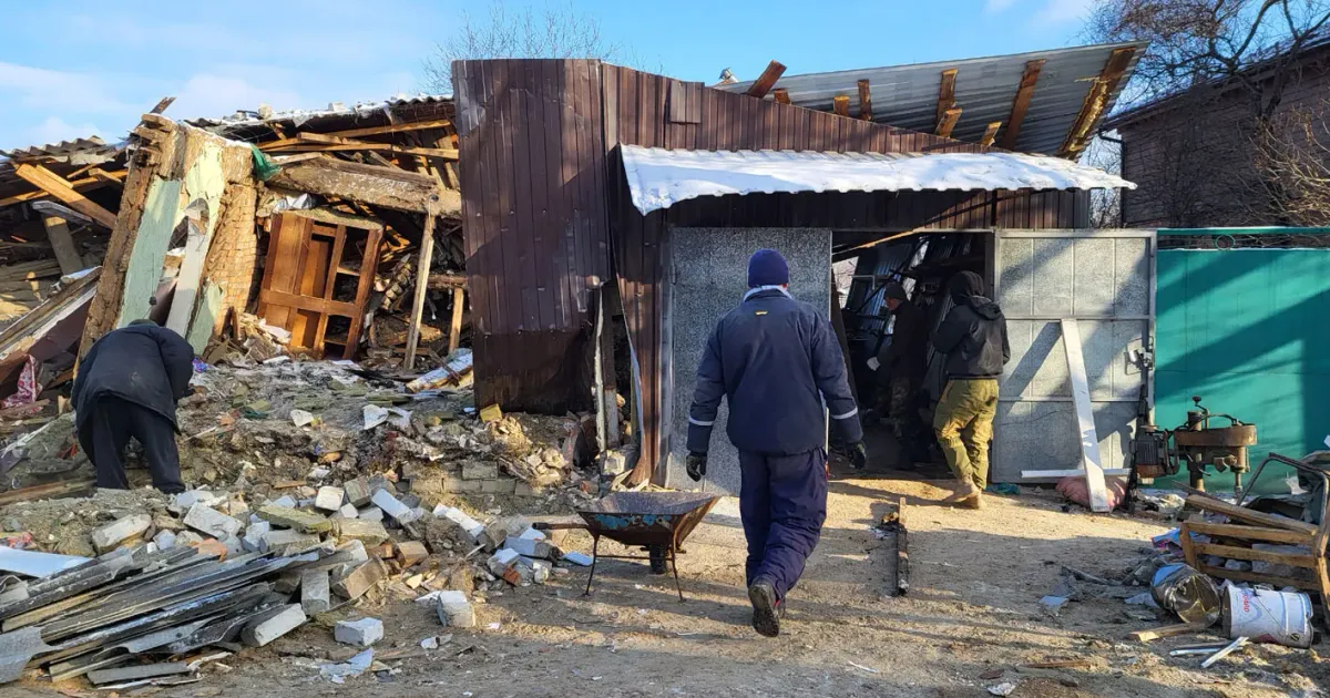 Наслідки прильоту російської ракети в Змієві 8 січня 2024 року. Фото - Тетяна Логвіна Матеріальну допомогу за пошкоджене внаслідок російської агресії майно збільшили до 25 тисяч гривень на порталі Gromada Group