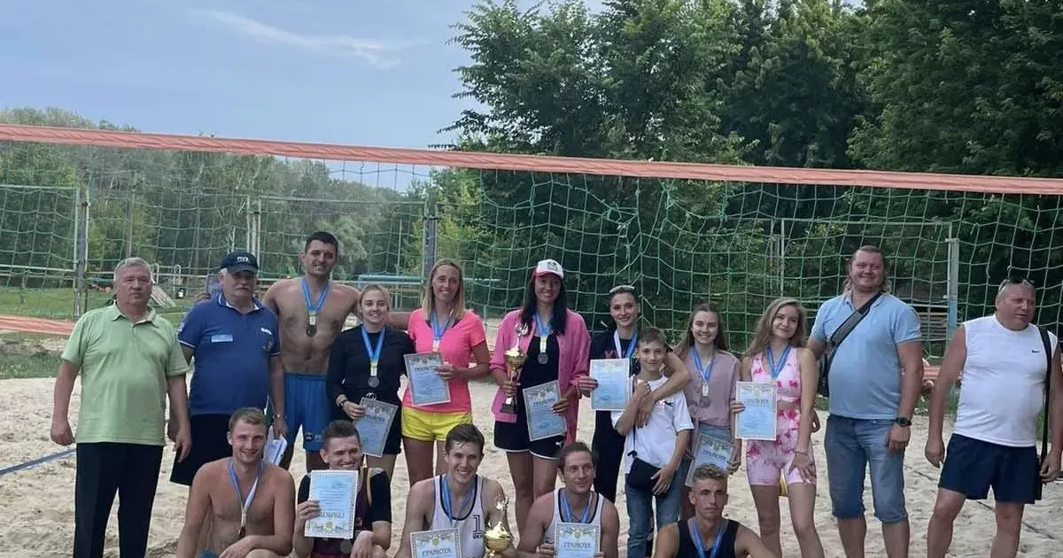 Фото - Анатолій Ботвін 24 червня в Змієві, на міському пляжі, проходили спортивні змагання з нагоди Міжнародного олімпійського дня — Кубок Зміївського міського голови з пляжного волейболу на підтримку ЗСУ, змагання з пляжного футболу та Спартакіада Зміївської міської ради з шахів