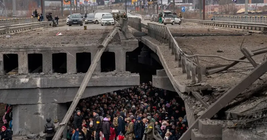 Натовп українців під зруйнованим мостом через річку Ірпінь на Київщині. 5 березня (Еміліо Моренатті - AP)
Кадри війни в Україні потрапили до переліку 100 кращих фото 2022 року за версією Time. До підбірки потрапили 22 фотографії із України