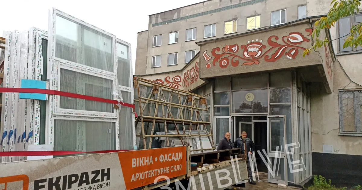 Фото - ЗМІЇВ LIFE 26 жовтня до медзакладу привезли першу партію віконних блоків, інформує пресслужба міської ради