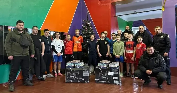 Фото - ГУ НП в Харківській області Два генератори від правоохоронців та волонтерів громадськох організації "CF "TrueHelp" отримали юні спортсмени на Різдво