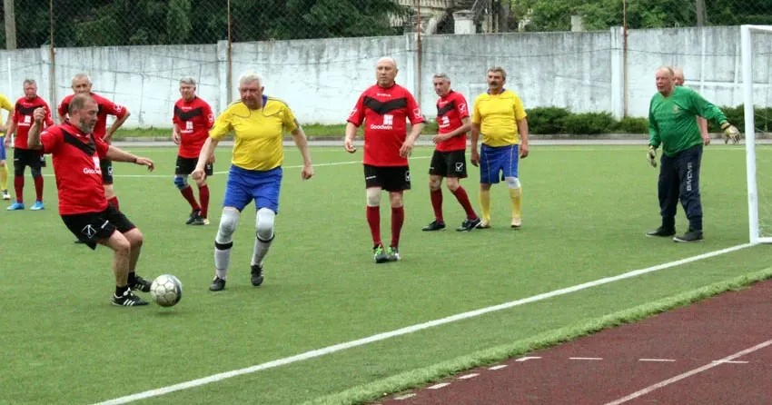 Фото - Тетяна Логвіна Футбольний турнір серед ветеранів цього виду спорту пройшов сьогодні, 27 травня, в Змієві, на стадіоні «Авангард»