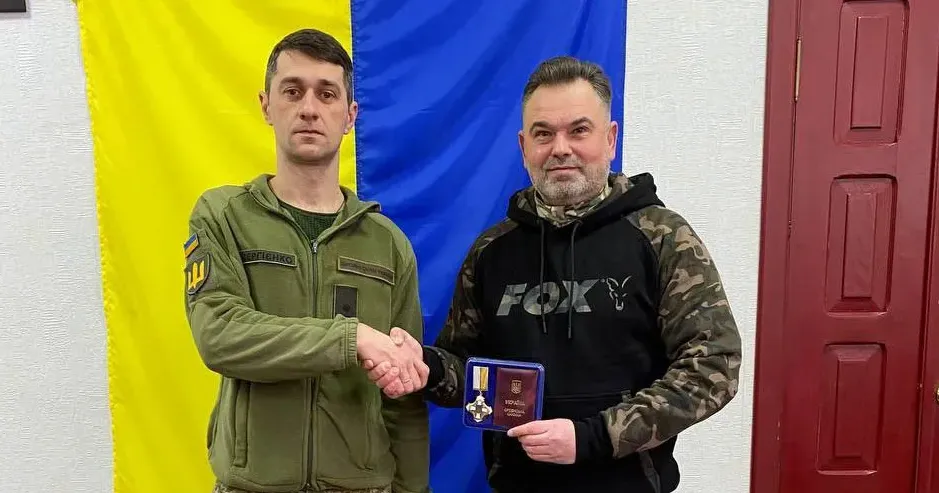 Фото - фейсбук/Руслан Амосов Зміївський волонтер Руслан Амосов нагороджений орденом «Єдність та воля» на порталі Gromada Group