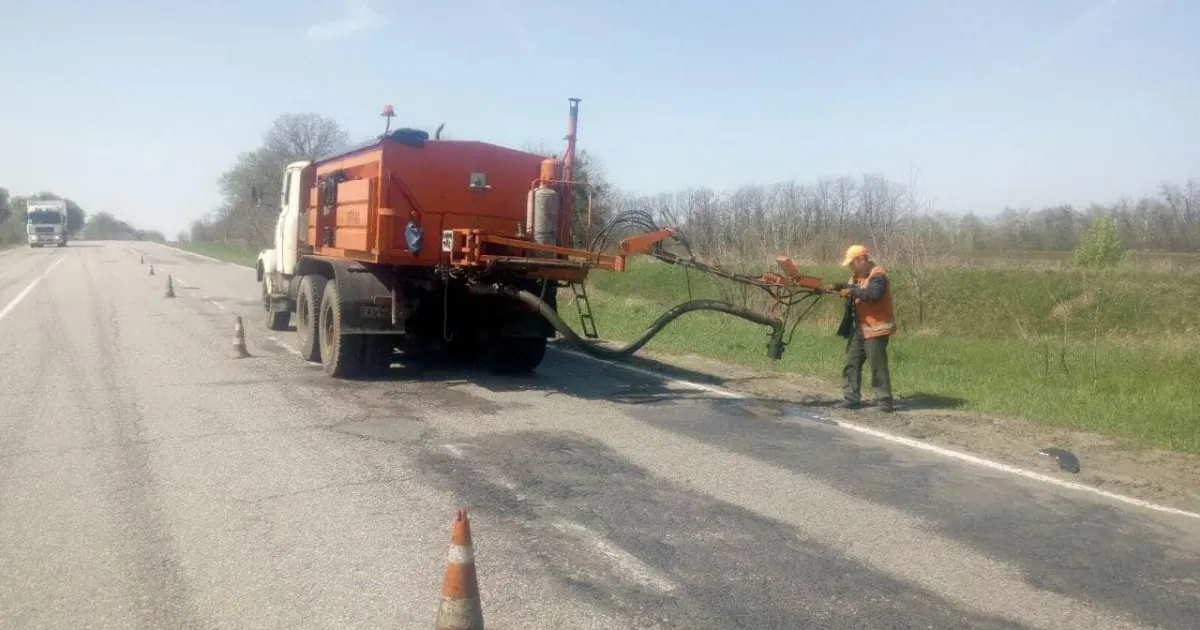 Фото САД в Харківській обл. У першу чергу дорожники Харківської області забезпечують проїзд транспорту на гуманітарних і евакуаційних маршрутах