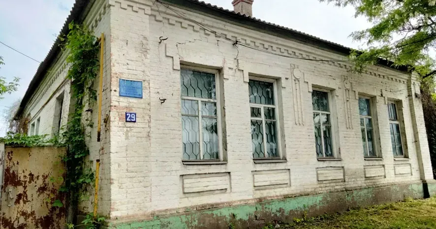 Фото - Тетяна Логвіна Старовинна будівля в центрі Змієва була побудована у 30-х роках XIX століття Почесним громадянином міста Змієва, купцем 1-ї Гільдії Я.П.Гороховим. У ній народилася і виховувалася перша жінка-композиторка України і кохана дівчина Йогана Штрауса-молодшого Ольга Смірнітська