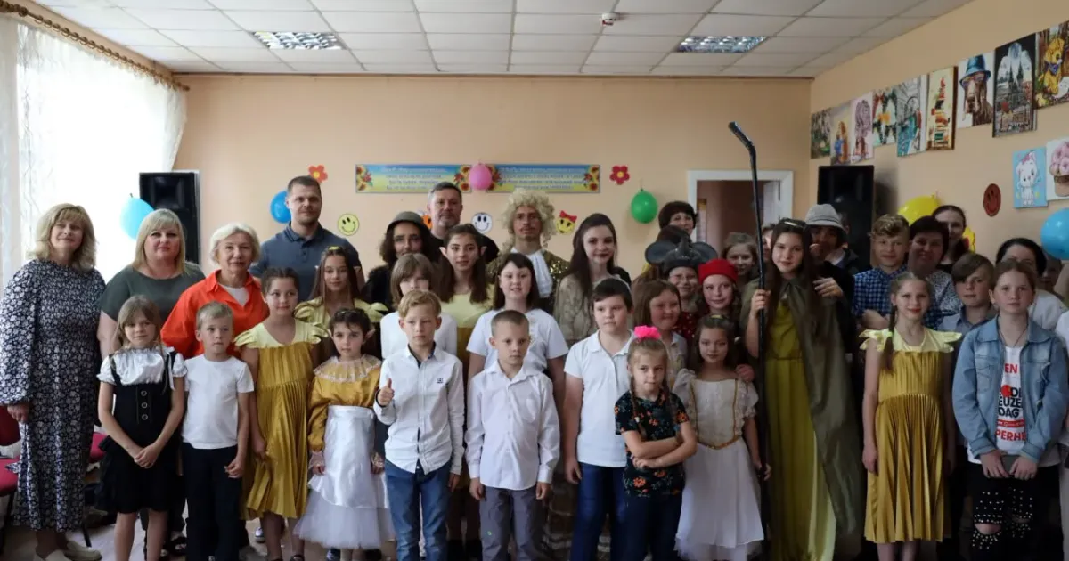Фото - Зміївська міська рада Вихованців гімназії «Сузір’я» в Змієві привітали з Днем захисту дітей на порталі Gromada Group
