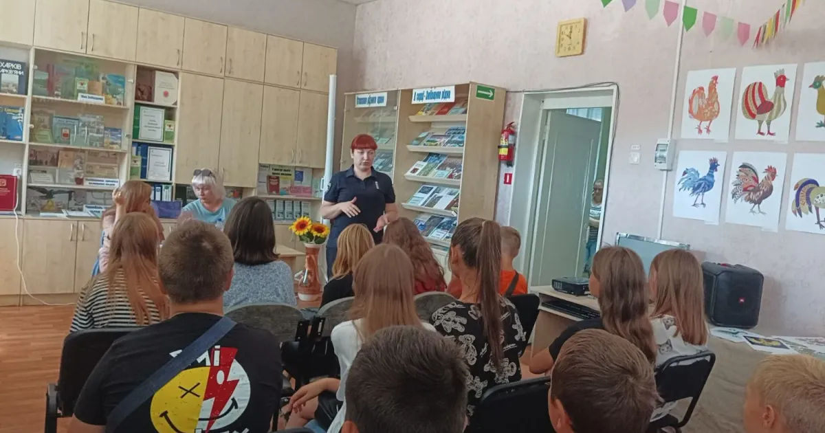 Фото - фейсбук / Поліція Зміївщини Протидіяти торгівлі людьми: у Змієві провели пізнавальну лекцію для школярів на порталі Gromada Group