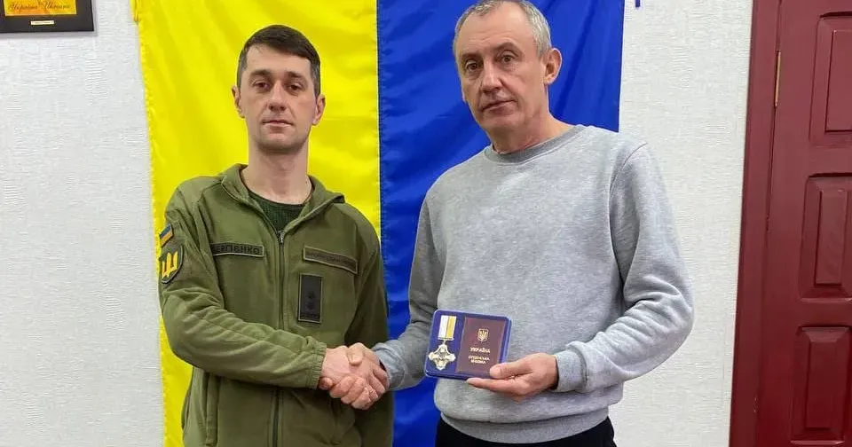Віталій Криштопа. Фото - фейсбук Волонтер Віталій Криштопа отримав нагороду від військових на порталі Gromada Group
